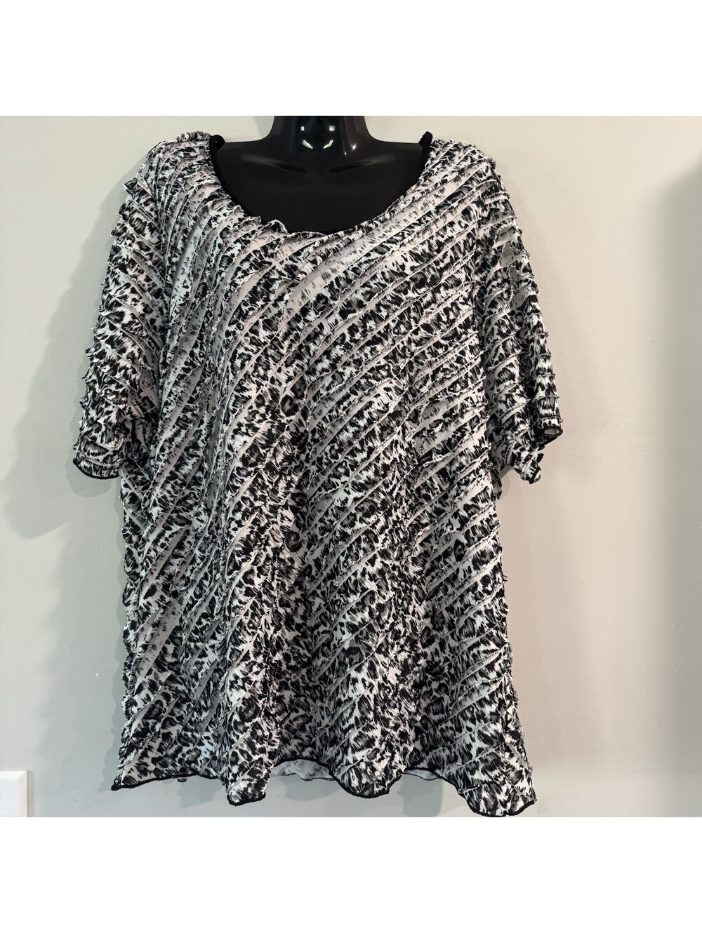 Janeric Black And White Peplum Style Top Scoop Neck Flowy Stretchy Plus Size 2X